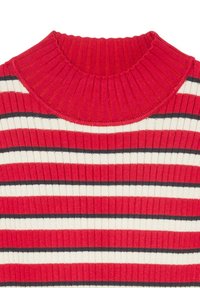 Suéter acanalado a rayas rojas, blancas y negras con un cuello alto y ajustado. La tela parece de punto y texturizada, con bandas de color alternas.