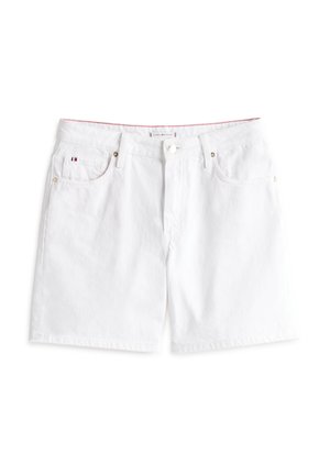 Shorts de denim blanco con corte recto, que cuentan con un cierre de botón, pasadores para cinturón y dos bolsillos frontales. Costuras rojas a lo largo de la cinturilla.