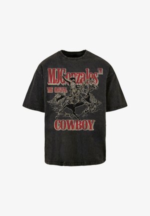 Musta graafinen t-paita, jossa on cowboy hevosella, ja jossa lukee "MJ Gonzales™ THE ORIGINAL COWBOY" rohkealla punaisella tekstillä. Pehmeää puuvillakangasta.
