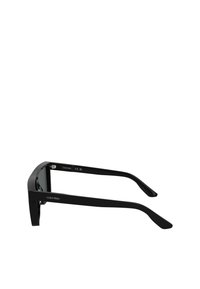 Occhiali da sole neri rettangolari con montatura spessa e lenti scure, caratterizzati da un design elegante e dal marchio Calvin Klein sul lato.
