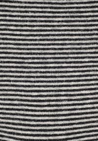 Tkanina w paski w kolorze czarnym i jasnoszarym, z naprzemiennymi poziomymi liniami. Tekstura wydaje się dzianinowa, z widocznymi włóknami i subtelnymi różnicami.