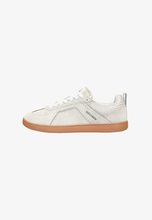Basket en daim blanc cassé avec lacets blancs, semelle en gomme, logo latéral « Giesswein » et col de talon rembourré avec languette.
