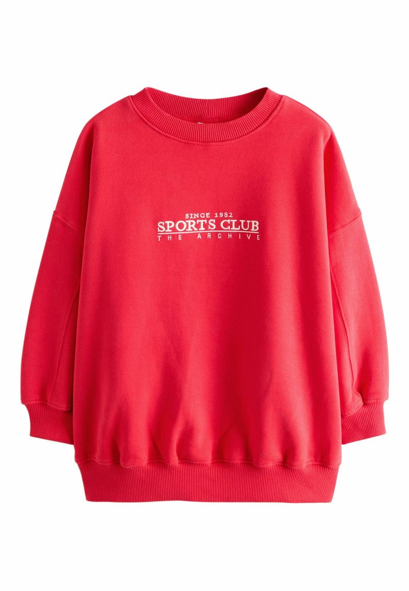 Hanorac roșu din material moale, cu decolteu și manșete striate, având pe față text alb cu inscripția „SPORTS CLUB THE ARCHIVE”.