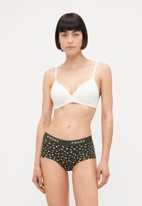 Sutiã branco acolchoado com alças finas; cueca hipster verde-oliva com estampa floral branca e faixa de marca.