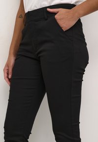 Kaffe LEA - Chino hlače - black deep