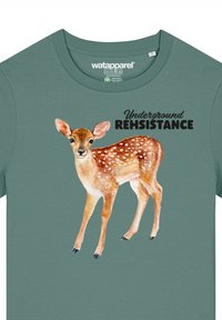 Groen T-shirt met een aquarelillustratie van een hertje met vlekken, vergezeld van de tekst "Underground REHSISTANCE" in vetgedrukt.