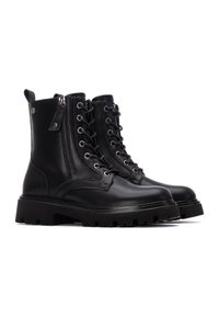 Botas de combate de cuero negro con una suela gruesa y resistente. Incluyen ojales de metal, cordones y una cremallera lateral para facilitar su uso.
