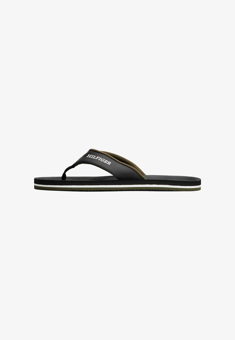 Schwarze Flip-Flop-Sandale mit olivgrünem Riemen, der das weiße "HILFIGER"-Logo trägt, strukturiertem Fußbett und gestapelter Sohle mit Schwarz- und Weißakzenten.