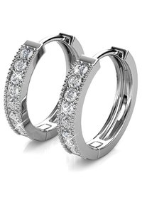 Zilveren creolen met een rij sprankelende heldere edelstenen langs één zijde, en verfijnde details aan de buitenranden.