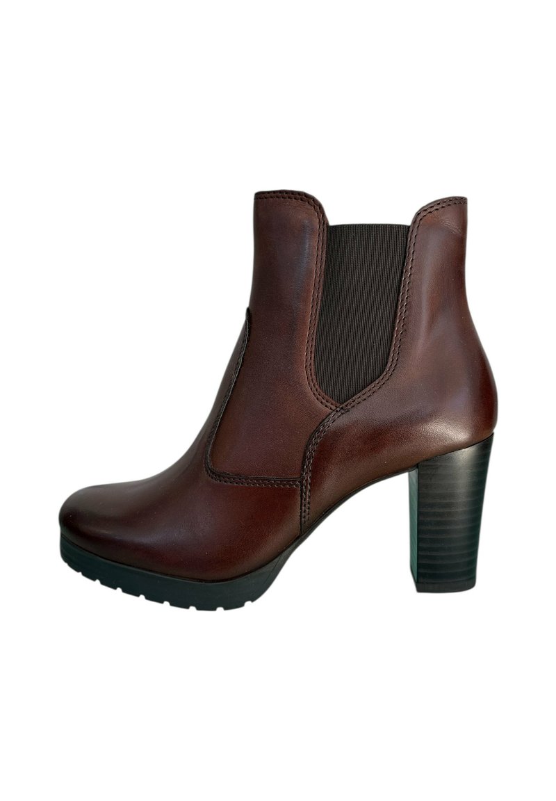 Stivale alla caviglia in pelle marrone con pannello laterale elastico, punta arrotondata e tacco quadrato su sfondo bianco.
