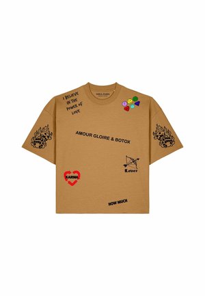 T-shirt marron clair avec texte noir et rouge, petits symboles colorés, dés en feu sur les manches, et phrases comme "AMOUR GLOIRE & BOTOX" et "KARMA."