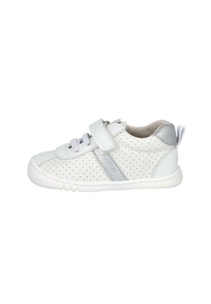 Zapatilla deportiva para niños pequeños de piel blanca perforada con detalles en gris, tira de velcro, cordones y cuello acolchado en el tobillo sobre fondo blanco.
