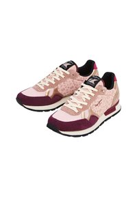 Sportiskas kedas gaiši rozā krāsā ar leoparda rakstu, vīnogu akcentiem, bēša zamšādas paneļiem un teksturētu melnu gumijas zolīti.