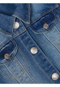 Džínová bunda s přechodem od světle modré k tmavě modré, s kovovými cvoky, dvěma náprsními kapsami a kontrastním žlutým šitím.