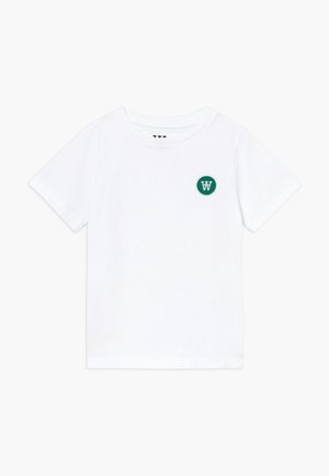 Wit korte mouw peuter t-shirt met ronde hals en een klein groen rond logo-patch op de linkerborst.