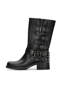 Botas de cuero negro hasta la rodilla con cuatro hebillas laterales, punta redondeada y tacón grueso. Textura suave, acentuada con herrajes metálicos.