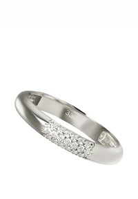 Bague en argent présentant une bande lisse et une section ornée de pierres claires regroupées, créant un contraste texturé. Marquée "333".