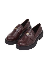 Moccasini in pelle bordeaux con finitura testurizzata, suola a platform nera e un accento in metallo dorato sulla fascia.