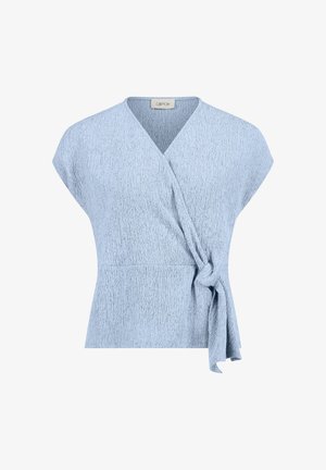 Hellblaue strukturierte Wickelbluse mit kurzen Ärmeln und seitlicher Knotendetail, dargestellt auf weißem Hintergrund.