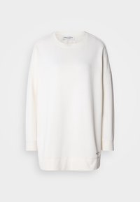 Sweat-shirt blanc à manches longues avec col rond, poignets et ourlet côtelés, avec un petit logo près de l'ourlet inférieur à l'avant côté gauche.