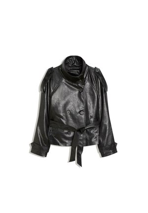 Veste en cuir noire à double boutonnage, avec des boutons en accent, une taille ceinturée, des épaulettes et de larges revers. Texture lisse.