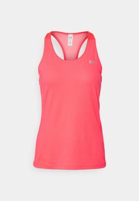 Camiseta deportiva rosa de malla con diseño de espalda racer; cuenta con un pequeño logo plateado en el área izquierda del pecho. Textura suave, material ligero.