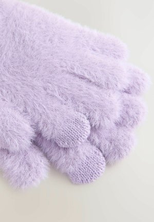 Gants lavande doux et moelleux avec des bouts de doigts en tricot compatibles avec les écrans tactiles, sur un fond clair et neutre.