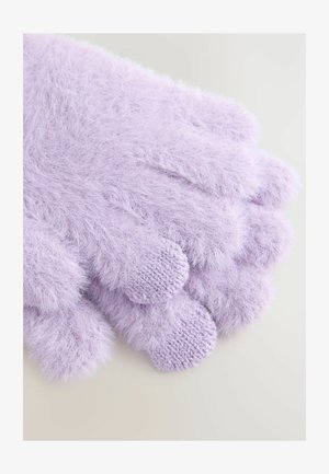 Puha, bolyhos levendula színű kesztyűk, kötött érintőképernyő-barát ujjak a világos, semleges háttéren.