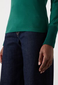 Marc Cain Topper langermet - dark jade green