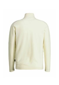Lichtcrème pullover met hoge kraag, lange mouwen en ribgebreide zoom. De stof lijkt glad met een zachte textuur. Geen zichtbare patronen of accenten.