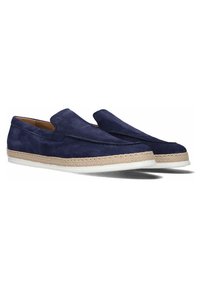 Navyfarbene Wildleder-Slipper mit einer gewebten Jutemittelsohle und einer weißen Gummi-Außensohle, die ein glattes Finish und ein minimalistisches Design aufweisen.