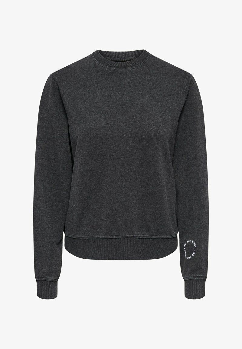 Sweat-shirt à manches longues gris foncé avec col rond, poignets et ourlet côtelés, comportant un texte circulaire blanc sur la partie inférieure de la manche droite.