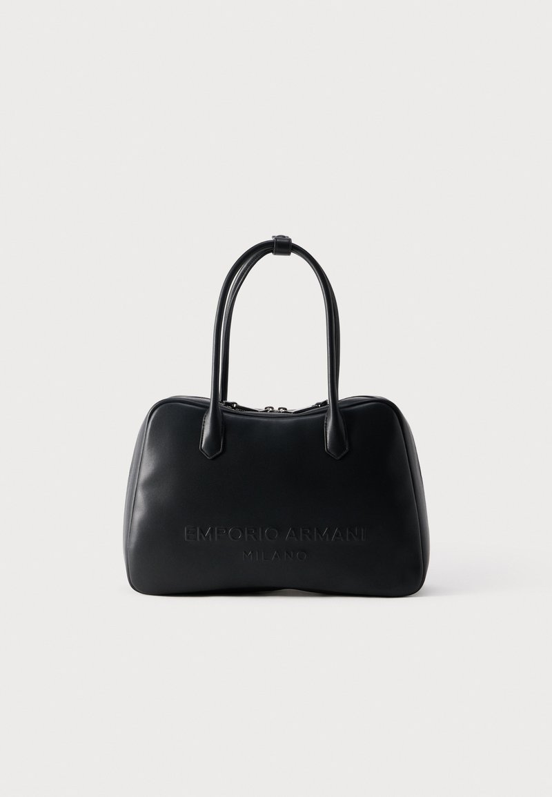 Μαύρη δερμάτινη τσάντα Emporio Armani Milano με δύο μακριές λαβές και επάνω κλείσιμο με φερμουάρ σε λευκό φόντο.