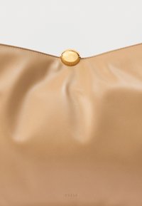 Μαλακό ταμπά δερμάτινο τσάντα Furla με χρυσό κυκλικό κούμπωμα και διακριτικό ανάγλυφο λογότυπο στην λεία επιφάνεια.