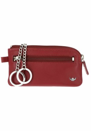 Pochette zippée en cuir rouge avec une poche zippée extérieure, chaîne métallique argentée, porte-clés et petit logo ailé sur le devant.