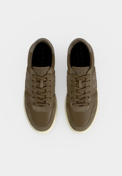 Paire de baskets marron en cuir et daim avec lacets, bouts arrondis et semelles écru, vues de dessus sur fond blanc.
