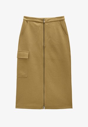 Khaki spódnica ołówkowa z teksturowanym wykończeniem, zapięcie na zamek z przodu, boczne kieszenie i kieszonka naszywna po lewej stronie dla dodatkowej funkcjonalności.