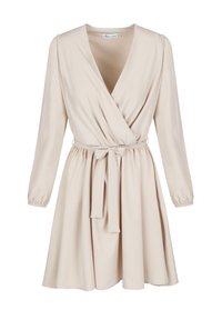 Robe portefeuille beige à manches longues, encolure en V, taille froncée et ceinture assortie nouée en nœud à l'avant.