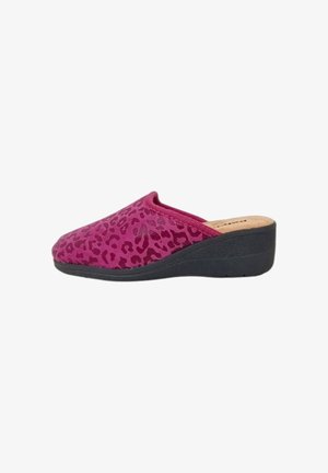 Scarpe slip-on fucsia con tomaia in stampa leopardata texture, tacco rialzato e suola in gomma nera. Presentano una soletta imbottita per il comfort.