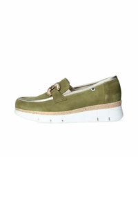 Zielone zamszowe buty wsuwane z okrągłym noskiem, dekoracyjnym metalowym akcentem oraz midsole w teksturze korka na białej platformie.
