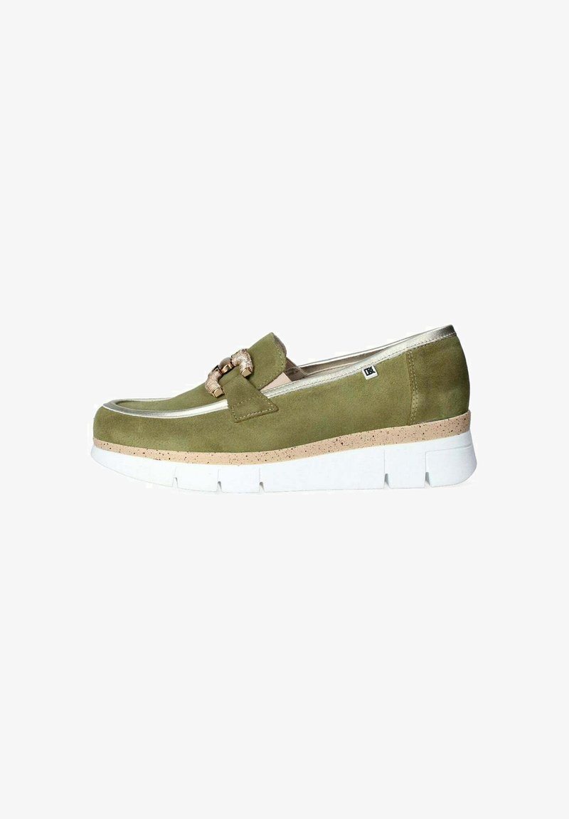 Chaussure slip-on en daim vert avec un bout arrondi, accent métallique décoratif et une semelle intermédiaire à texture liège sur une semelle plateforme blanche.