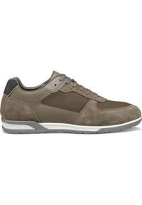 Zapatillas de ante marrón con paneles de malla, acentos grises y cordones redondos. Diseño ligero con suela de goma y tacón texturizado.