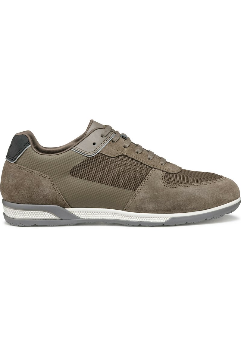 Zapatillas de ante marrón con paneles de malla, acentos grises y cordones redondos. Diseño ligero con suela de goma y tacón texturizado.
