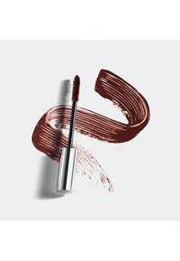 Mascara med en sølvfarget sylinderformet tube og svart applikator, ledsaget av en dyp brun strimmel som viser en jevn, glinsende tekstur.