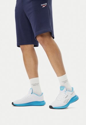 Białe buty sportowe z jasnoniebieskimi akcentami i czarnymi podeszwami. Materiał siateczkowy, sznurowane i z wyściełanym kołnierzem dla komfortu.