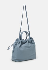 Niebieska skórzana torebka na ramię o ściąganym fasonie, z okrągłymi uchwytami i d�ługim regulowanym paskiem. Miękka tekstura o gładkim wykończeniu.