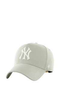 Gorra de béisbol gris claro con visera curva, que presenta un destacado logo bordado en blanco de NY en la parte frontal y un pequeño logo en el costado.