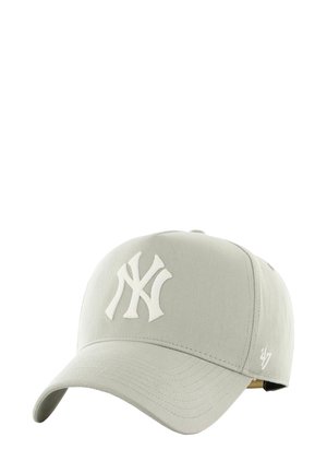 Gorra de béisbol gris claro con visera curva, que presenta un destacado logo bordado en blanco de NY en la parte frontal y un pequeño logo en el costado.