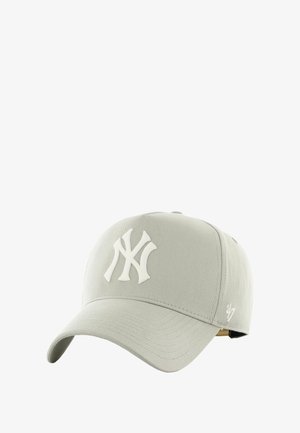 Hellgraue Baseballmütze mit gebogenem Schirm, die auf der Vorderseite ein auffälliges, weiß gesticktes NY-Logo und ein kleines Logo an der Seite hat.