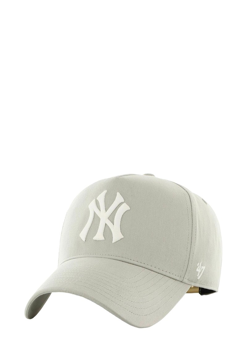 Gorra de béisbol gris claro con visera curva, que presenta un destacado logo bordado en blanco de NY en la parte frontal y un pequeño logo en el costado.